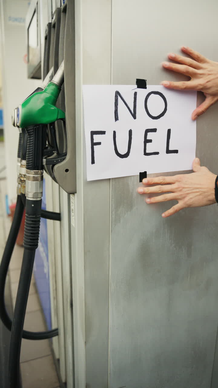 Cartel de 'Sin combustible' escrito a mano por el encargado de la gasolinera debido a la crisis del Golfo
