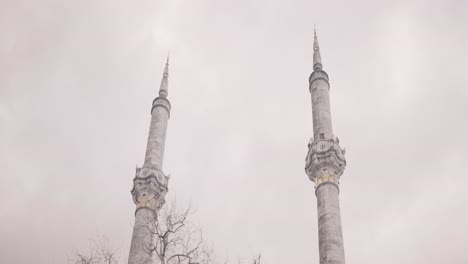 los minaretes de una mezquita