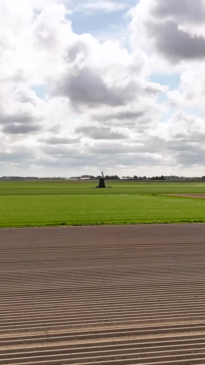 Niederländische Landschaft mit Windmühle
