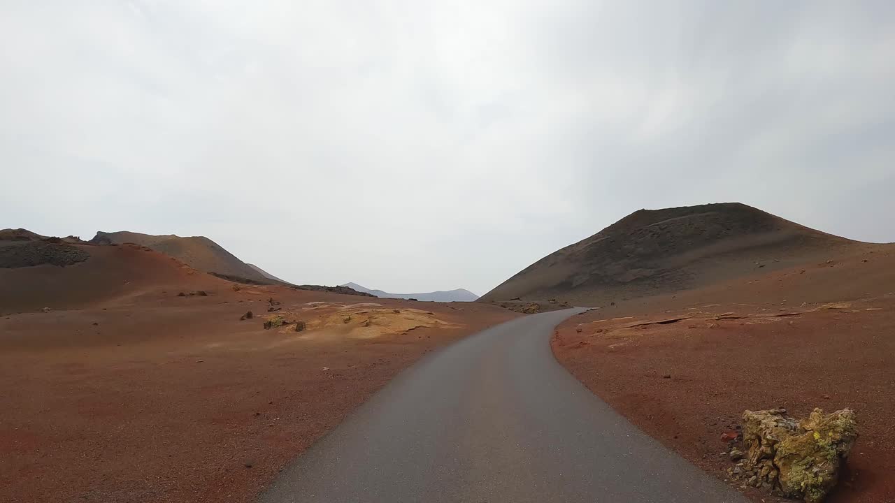 timanfaya, parque natural volcánico de lanzarote conduciendo en la carretera punto de vista desde el frente del coche paisaje lunar