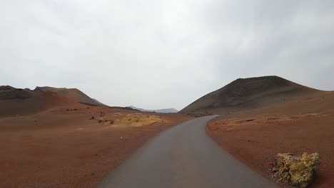 Timanfaya,-Vulkanischer-Naturpark-Auf-Lanzarote,-Fahren-Auf-Der-Straße,-Sicht-Von-Vorne-Auf-Die-Mondlandschaft-Des-Autos