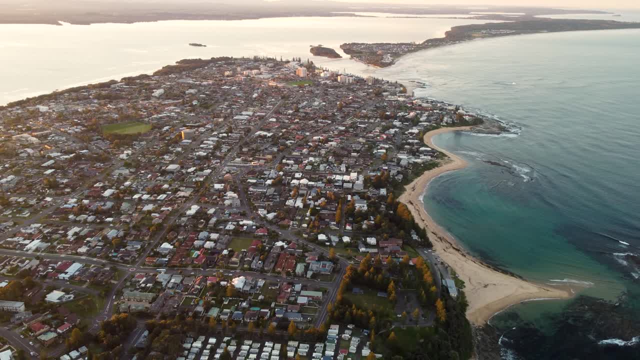 toma aérea de drones el puente del canal de entrada y los suburbios de long jetty blue bay shelly beach costa central nsw australia 4k