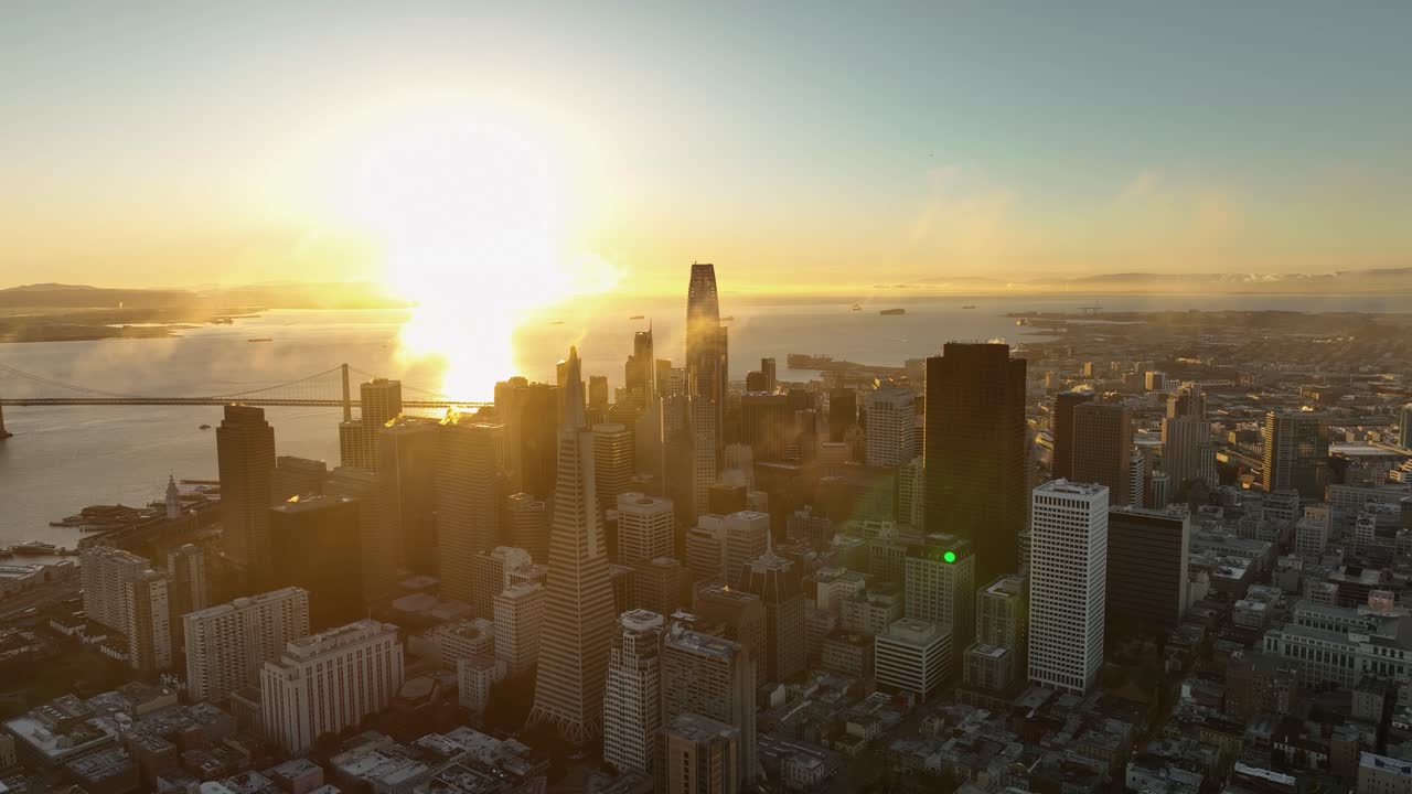 Nuvens passam enquanto raios de sol brilhantes e feixes de luz iluminam a paisagem urbana de São Francisco.