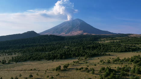 Dron-Con-Hiperlapso-De-Humo-Que-Se-Eleva-Desde-El-Volcán-Activo-Popocatépetl,-En-México