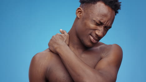 man experiencing shoulder pain