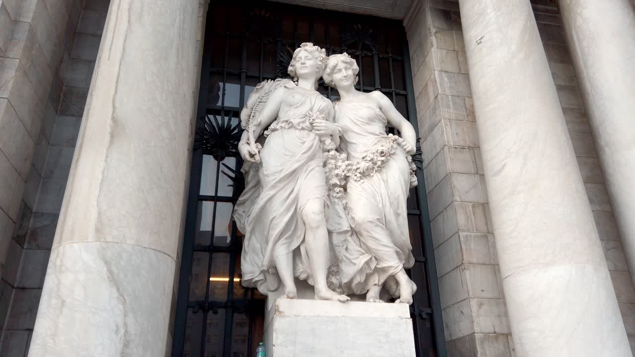 Scultura in marmo di studiosi nel Palazzo delle Belle Arti a Città del Messico