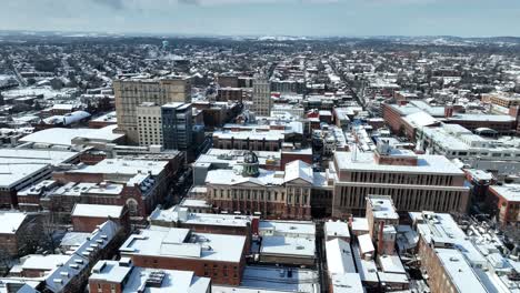 Schneebedeckte-Amerikanische-Stadt-Mit-Kirche-Und-Hauptstraße-Im-Winter