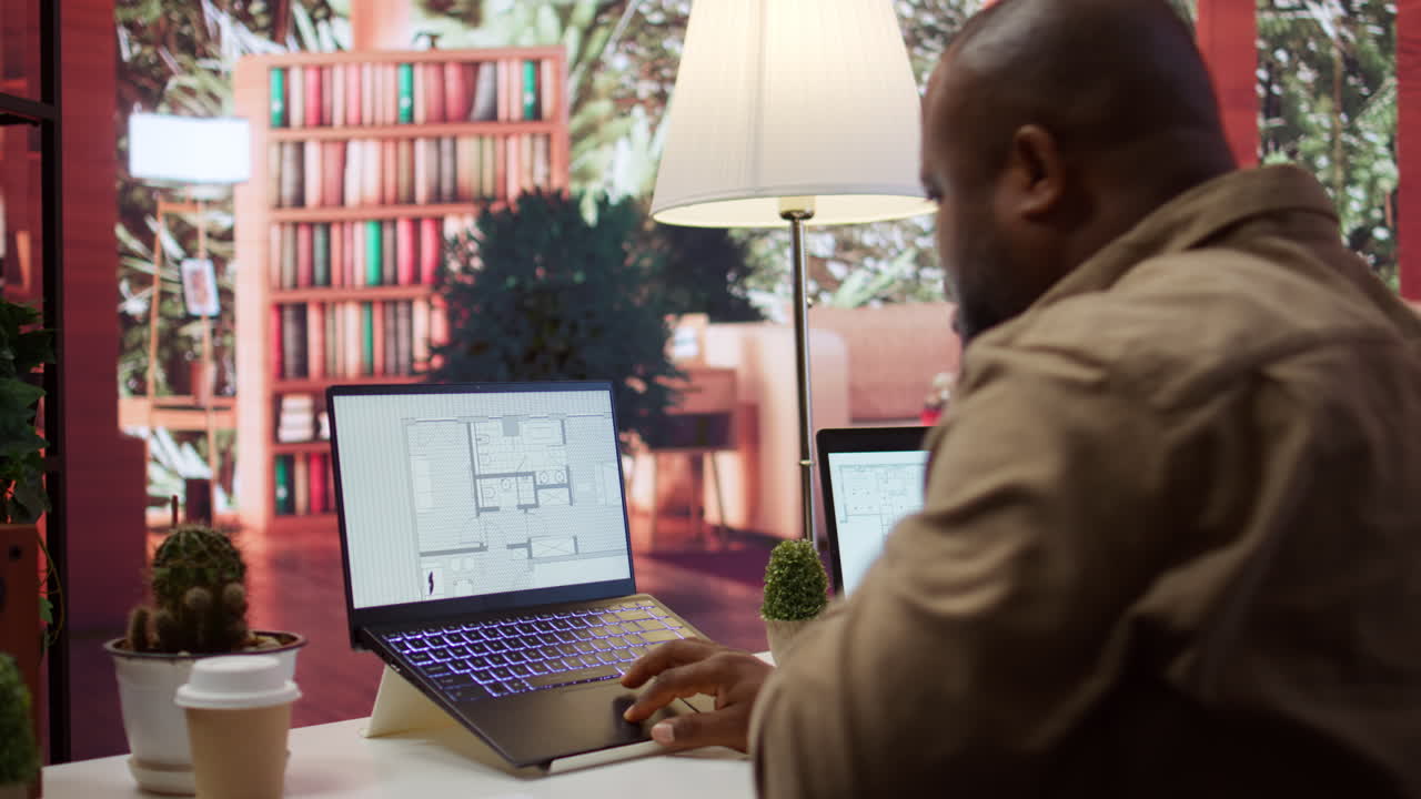 imprenditore professionista che esamina progetti e utilizza strumenti digitali