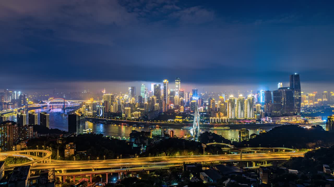 horizonte panorámico de la ciudad y edificios comerciales modernos en chongqing
