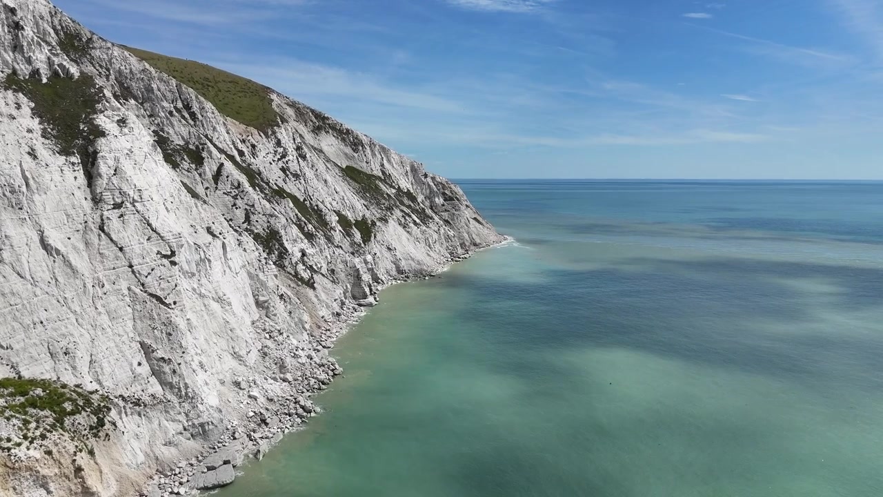 Riprese aeree cinematografiche con drone delle spettacolari scogliere di Beachy Head e della frastagliata costa rocciosa che si affaccia sul Canale della Manica, sulla splendida costa meridionale dell'Inghilterra.
