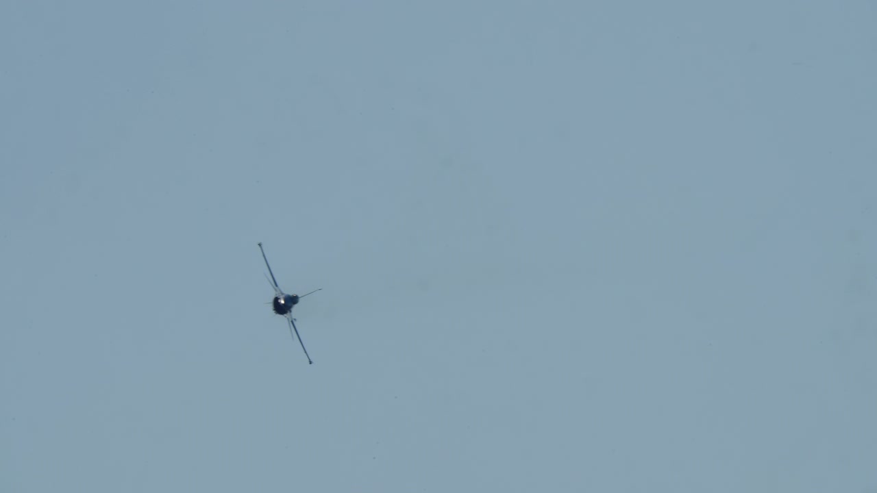 Straaljager die vliegt en manoeuvreert in een helderblauwe lucht