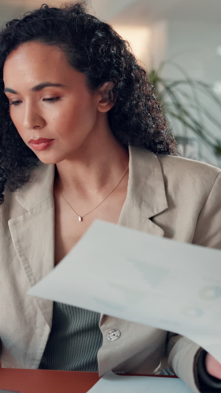 Mulher de negócios concentrada lendo documento no escritório