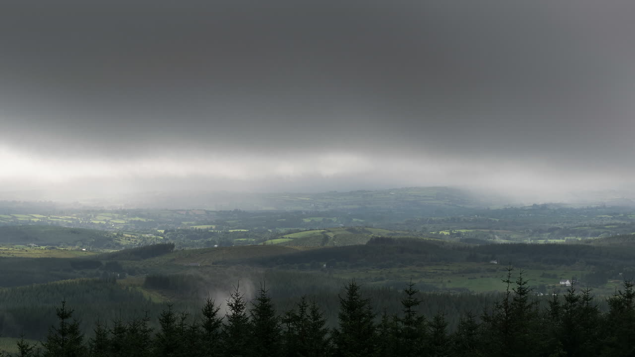 lapso de tiempo del paisaje rural con colinas y campos en un día nublado y dramático en la irlanda rural