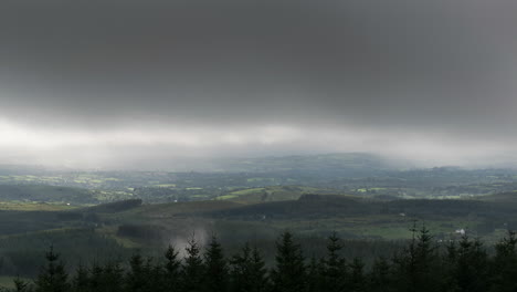 Lapso-De-Tiempo-Del-Paisaje-Rural-Con-Colinas-Y-Campos-En-Un-Día-Nublado-Y-Dramático-En-La-Irlanda-Rural