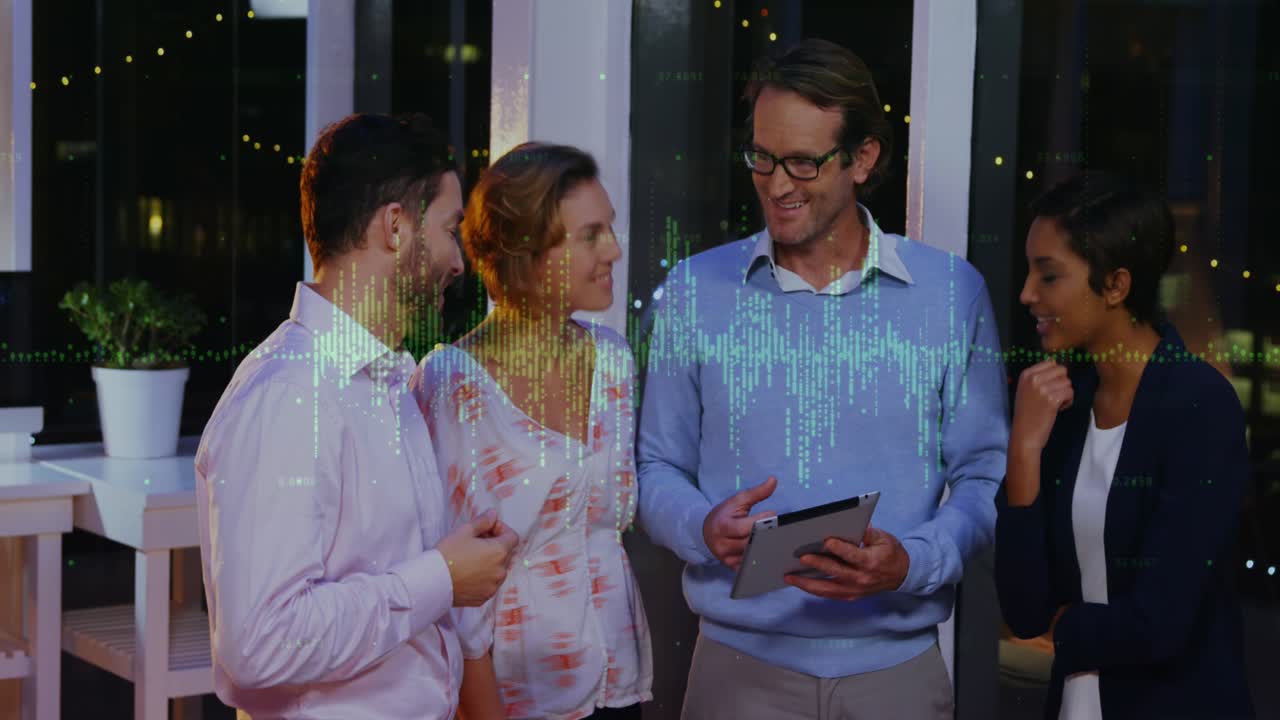 Animación del procesamiento de datos sobre diversos profesionales hablando