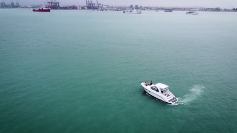 tiro de retroceso desde el barco girando hacia el puerto deportivo después de un largo viaje, perú