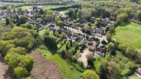 Zurückziehen-Drohne-Luftaufnahme-Rückwärts-Enthüllen-Virginia-Water-Village-Surrey-Großbritannien