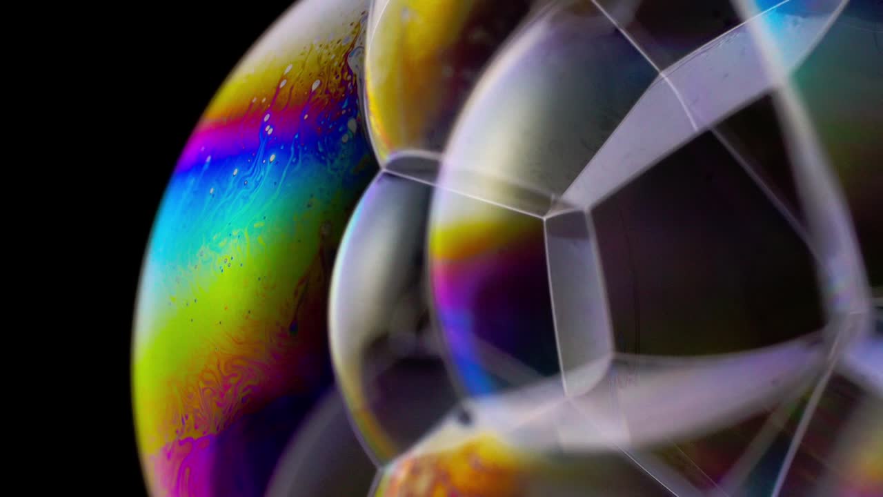 la imagen en primer plano de los reflejos de las coloridas burbujas de jabón crea un efecto abstracto y de otro mundo