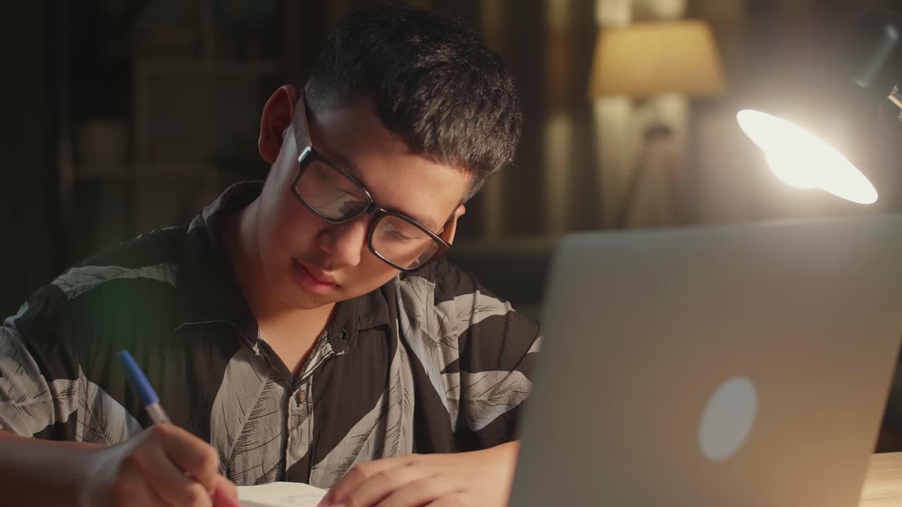 adolescente estudiando por la noche