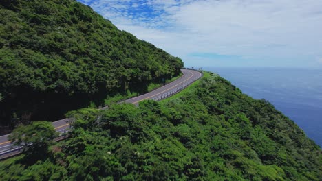 Revelación-Dinámica-De-La-Costa-Este-De-Taiwán---Drone-Volando-Sobre-La-Carretera-Del-Acantilado