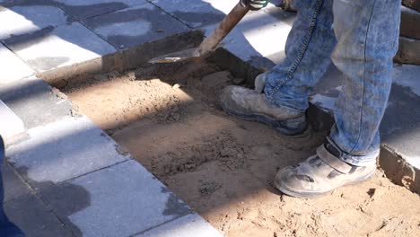 colocación de piedras de pavimentación