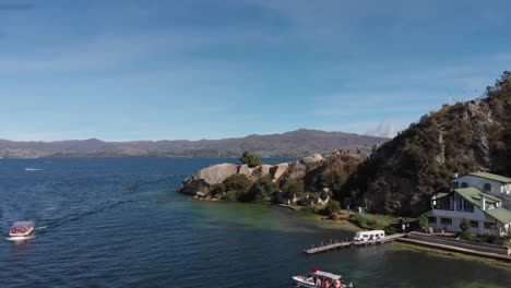 tire del frente sobre la gran roca en el lago tota
