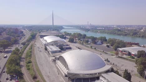 Wunderschöne-4K-Luftaufnahme-Der-Messe-Und-Der-Ada-Brücke-In-Belgrad