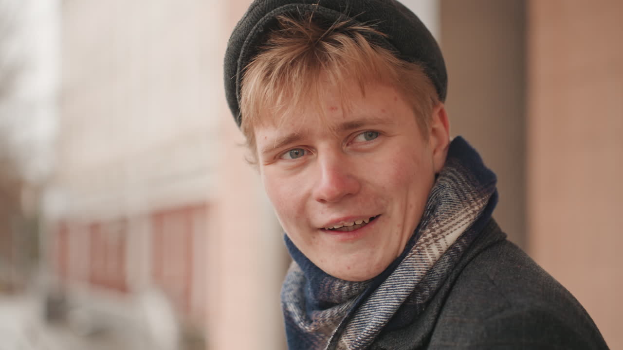 Gledelig gateskaper. Glad bykunstner som uttrykker kreativitet i vinterdagslys. Vennlig metropolskunstner som formidler glade vibber gjennom uformelt vinterdagsarbeid