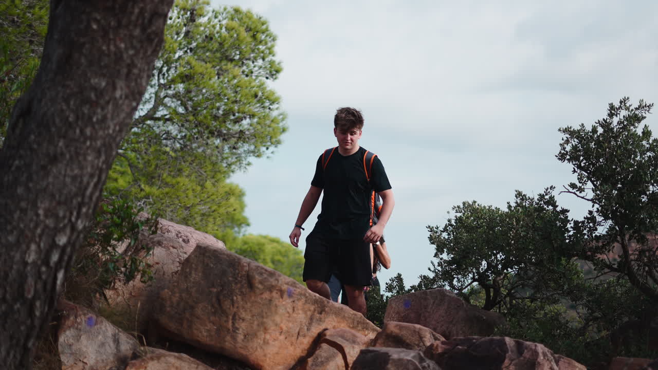 Um grupo de amigos a fazer uma caminhada nas montanhas.