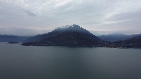 Este-Es-Quizás-Un-Día-Nublado-Feo,-Porque-Es-Gris,-Triste-Y-Nostálgico,-Pero-Cuenta-Muchas-Historias-Con-Agua,-Cielo-Y-Movimientos-De-Drones.