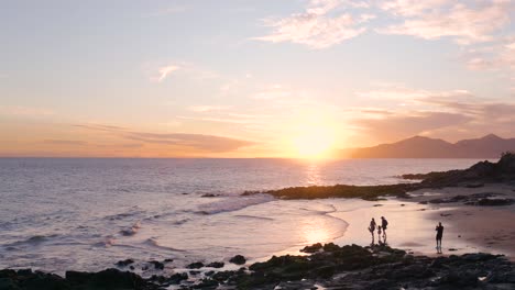 puesta de sol en la playa con la gente
