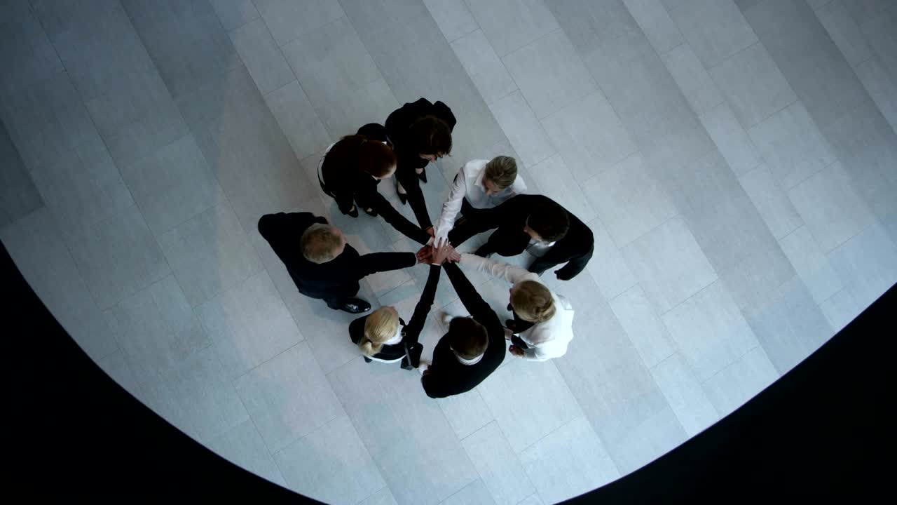 사업가들이 손을 고 있습니다.