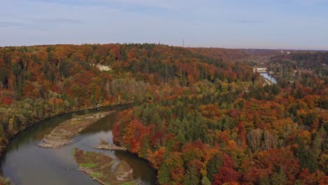 Kurzer-Herbstausdruckclip-Eines-Kurvigen-Flusses,-Eingerahmt-Von-Herbstfarbenen-Bäumen,-Gefilmt-Von-Oben