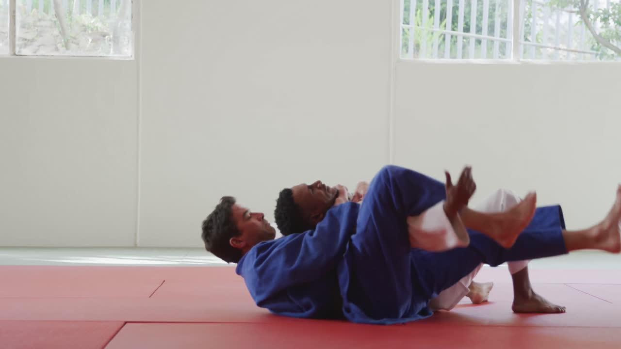 judoka estrangulando a su oponente en el tapete de judo