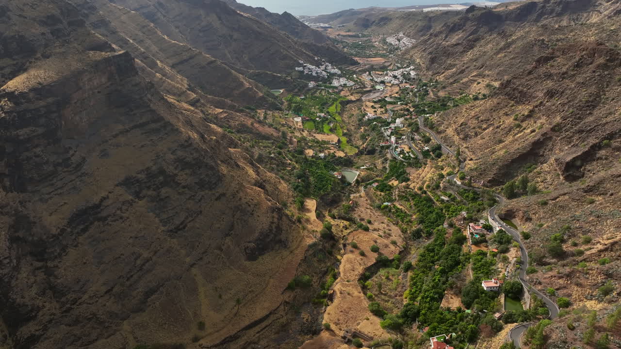 explorando el pintoresco valle y las montañas de agaete