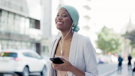 Mujer-Negra-En-La-Ciudad,-Sonrisa