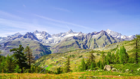 Montaña-De-Los-Alpes-De-Lapso-De-Tiempo-Con-Cielo-Azul-En-Suiza