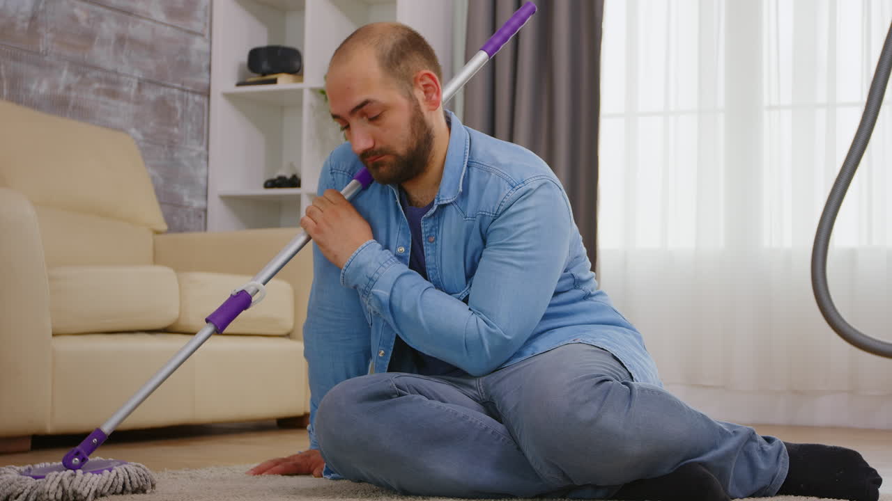 hombre cansado después de la limpieza de la casa