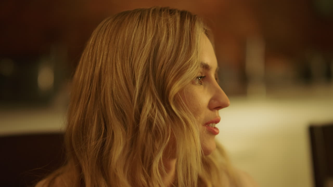 축제 저녁 식사 중 토스트를 만드는 여자. 가족과 이야기하는 매력적인 여성