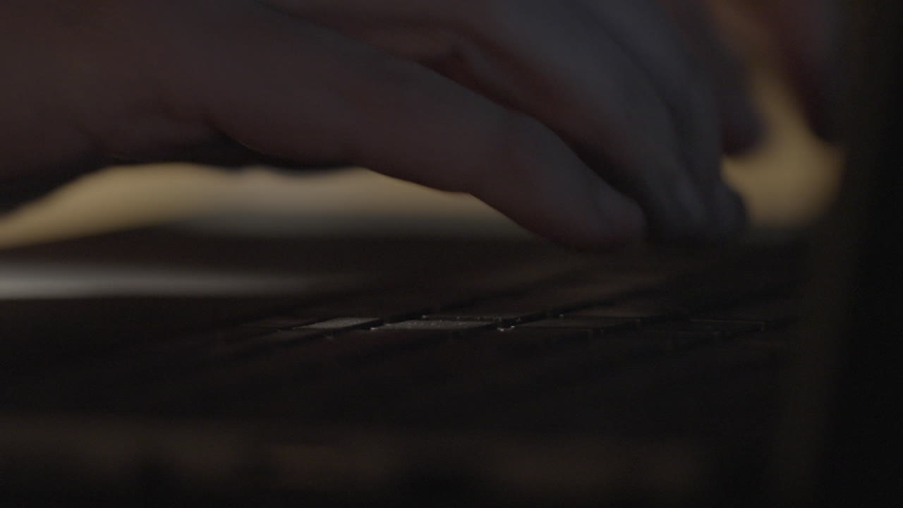 persona escribiendo en la computadora portátil por la noche