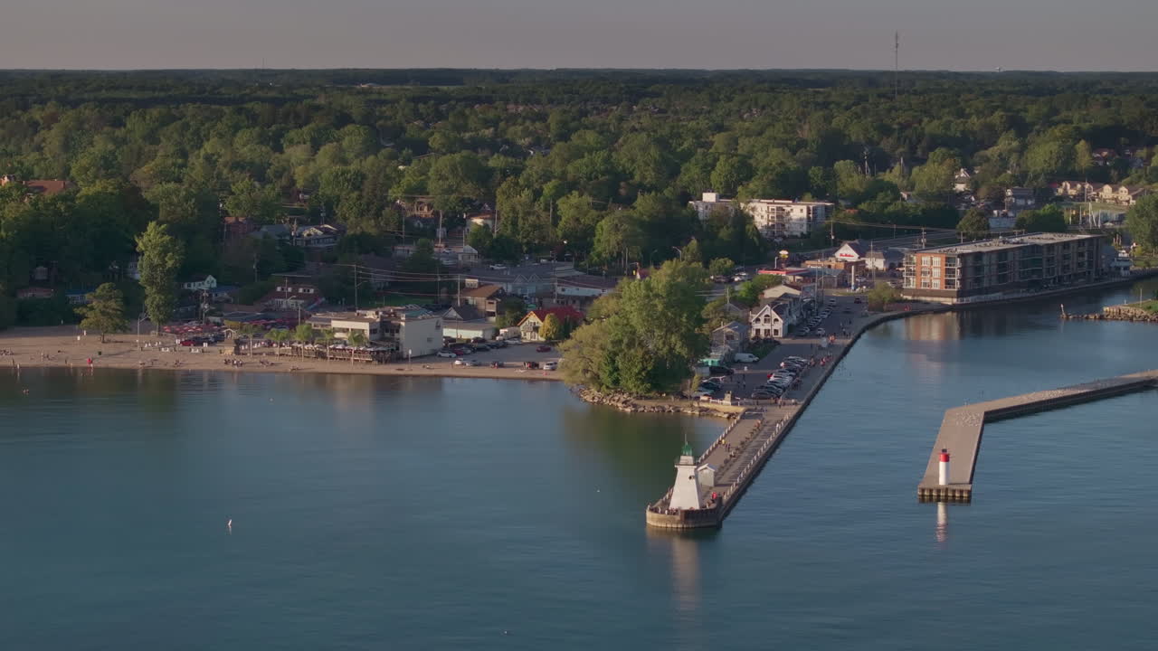 Ilmakuva Port Doverin laiturista ja rakennuksista Eriejärven rannalla, Ontario, Kanada
