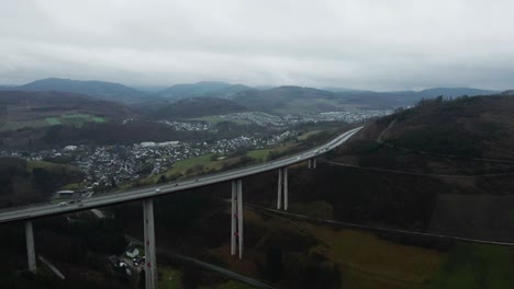 Muy-Por-Encima-Del-Paisaje:-El-Puente-Talbrücke-Nuttlar-De-La-Autopista-46-En-La-Región-De-Sauerland-De-Alemania