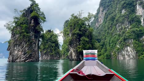 crucero en un barco de cola larga en el lago khao sok de tailandia