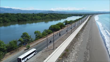 Paseo-En-Grupo-De-Motociclistas-Por-La-Playa,-Drone,-Tropical,-Costa-Rica