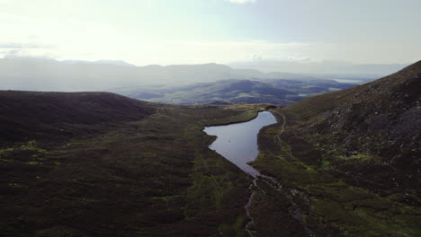 Schöne-Antenne-Des-Irischen-Hochlandes-Mit-Einem-Lough