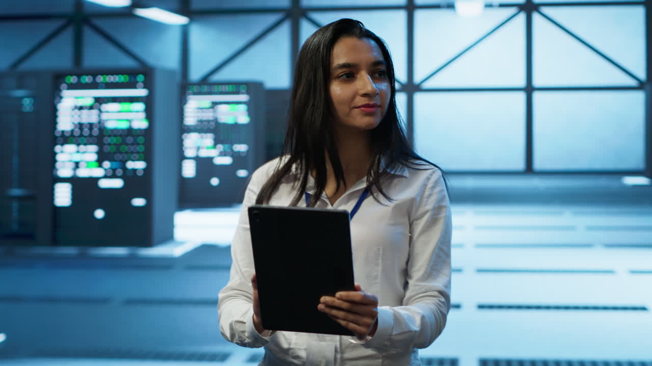 administrador en el centro de datos monitoreo de amenazas de seguridad con tableta