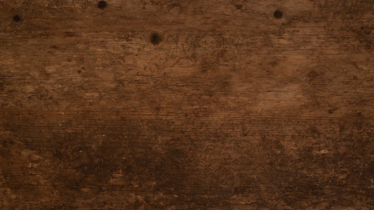 desempaquetar y envolver una nota de papel en forma de corazón sobre un fondo de madera. doblar y desplegar un corazón de papel en blanco.