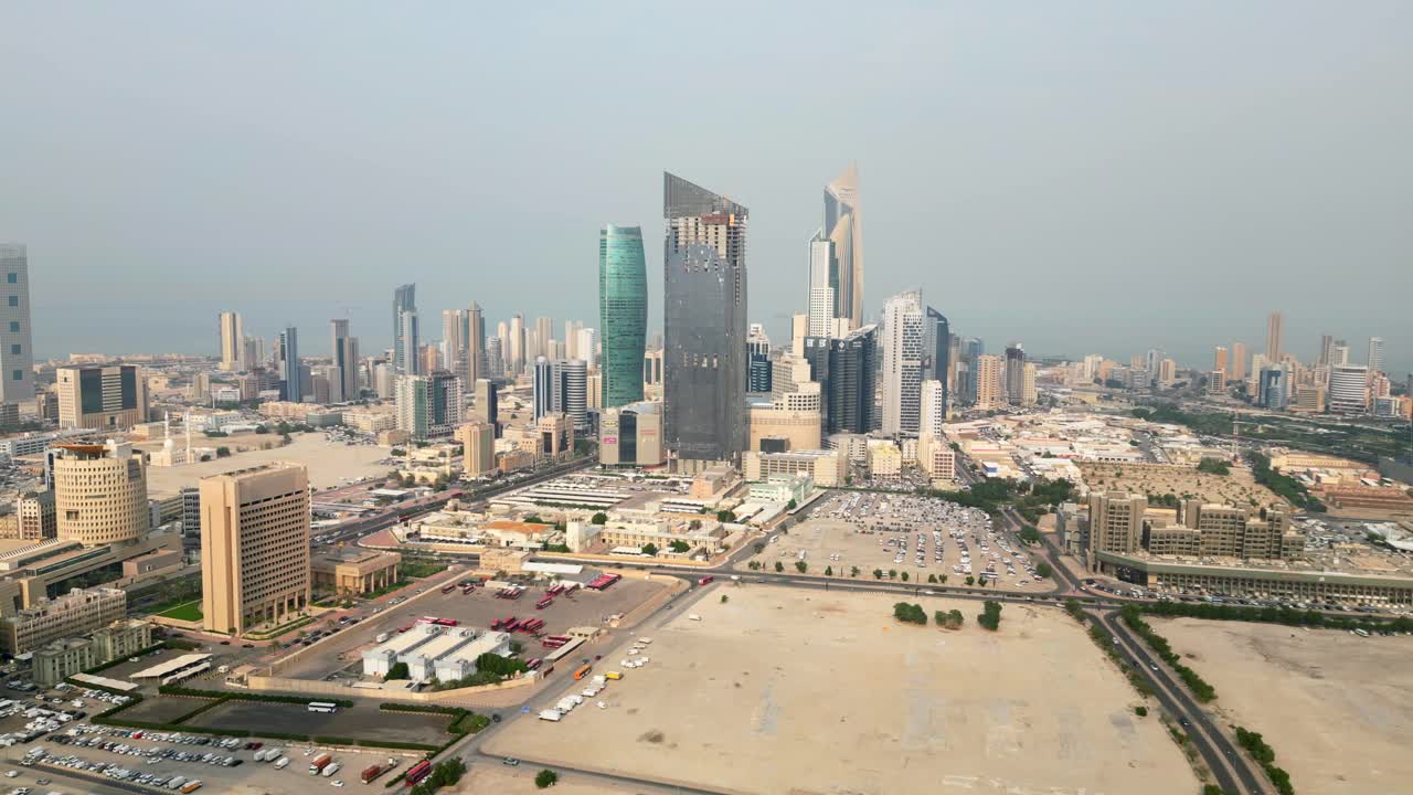 vista aérea de rascacielos y oficinas de vidrio modernos y altos en la ciudad de kuwait
