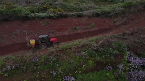 Drone-Lateral-Disparó-Sobre-Fumigación-De-Tractores,-Plantaciones-De-Papa