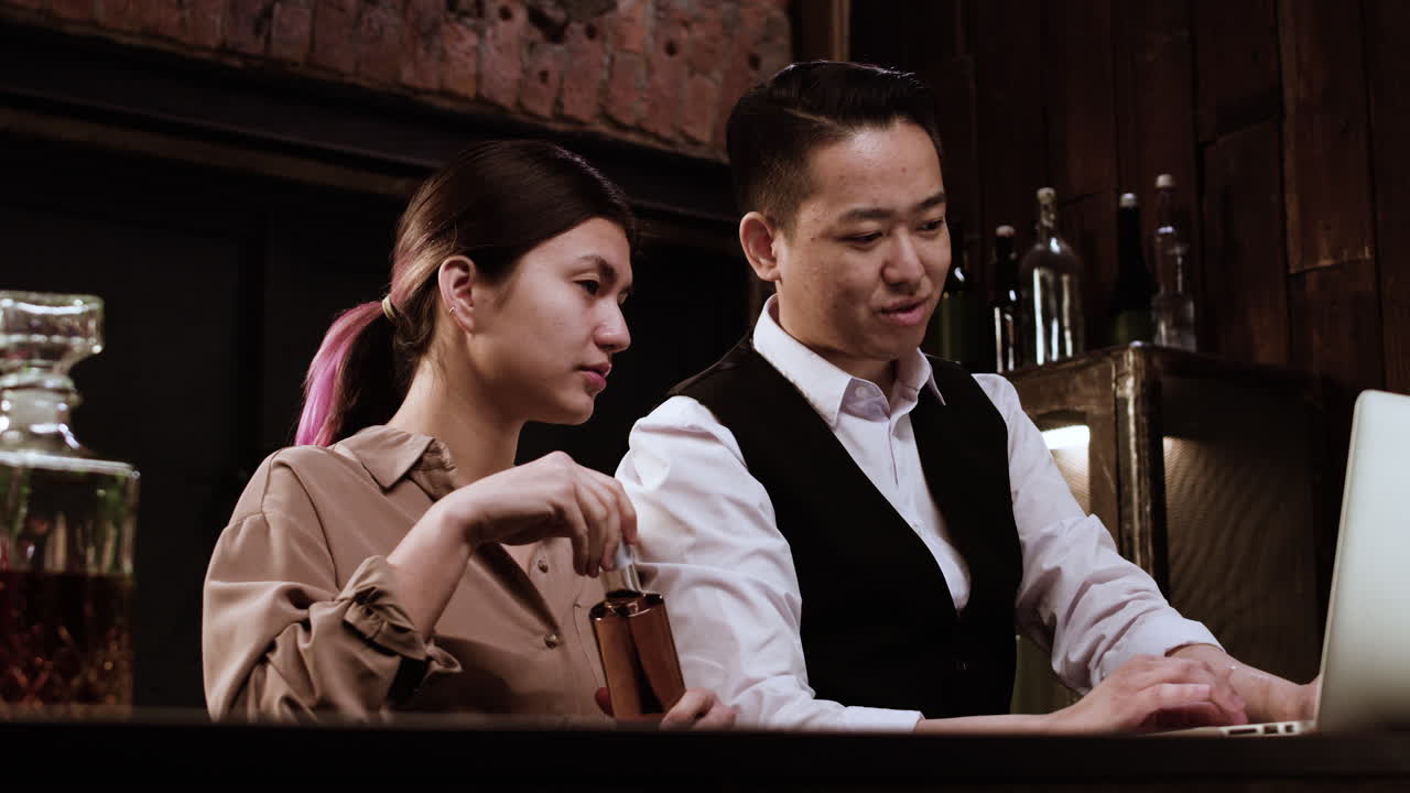 바텐더가 재고 정리를 하고 있다